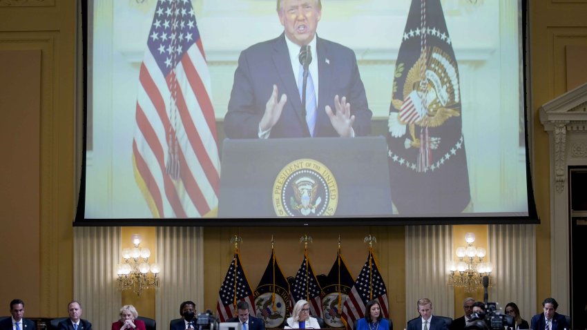 Un video del expresidente Donald Trump se reprodujo en una pantalla durante una audiencia del Comité Selecto para Investigar el Ataque del 6 de enero al Capitolio en Washington DC, el jueves 21 de julio de 2022.