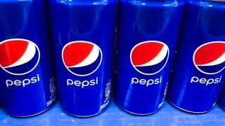 Las latas de Pepsi se ven en una tienda en esta foto ilustrativa tomada en Cracovia, Polonia, el 18 de marzo de 2022.