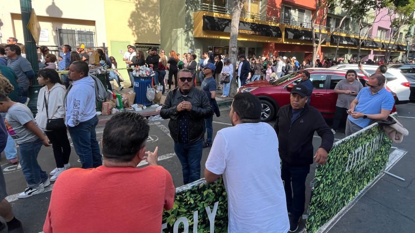 Largas filas para votar en el consulado de México en San Diego.