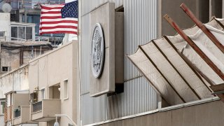 Una imagen muestra el exterior de la embajada de Estados Unidos en Tel Aviv el 6 de diciembre de 2017. El presidente Donald Trump se dispone a reconocer a Jerusalén como capital de Israel, lo que trastoca décadas de cautelosa política estadounidense e ignora las graves advertencias de aliados árabes y occidentales sobre un traspié histórico que podría desencadenar un aumento de la violencia en Oriente Medio.