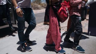 Migrantes llegan a Casa Alitas, en Tucson, un albergue para recién llegado a EEUU.